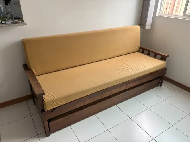 Sofá cama em madeira maciça