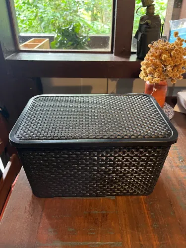 Cesto Organizador Plástico 15L Estilo Rattan com Tampa - Cor Preta