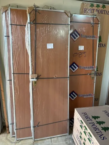 PORTA DE MADEIRA COM ESQUADRIA DE ALUMÍNIO
