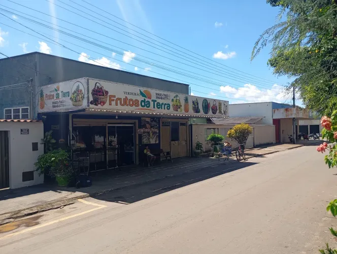 Sala comercial com uma casa de três dormitórios em Guapó