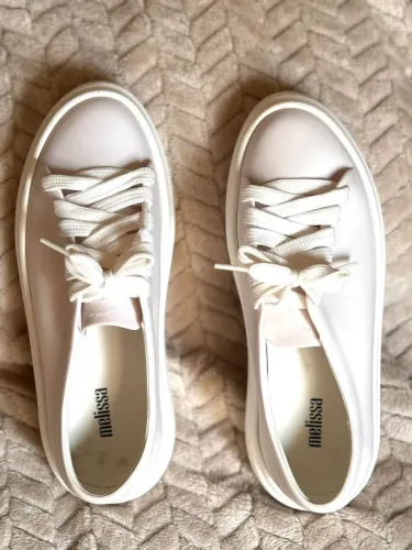 Tênis original, lindo, estiloso e confortável.