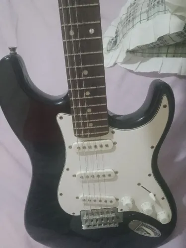 Guitarra Gianni g100, precisando de uma revisão(vai um cabo de brinde). Ler descrição