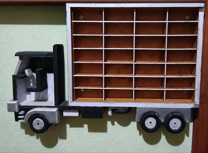 Expositor para 28 miniaturas 1/64 em formato de caminhão