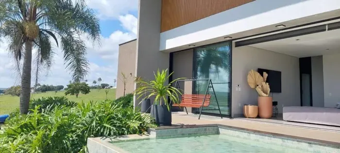 Casa de Condomínio com 5 Quartos e 5 banheiros à Venda.