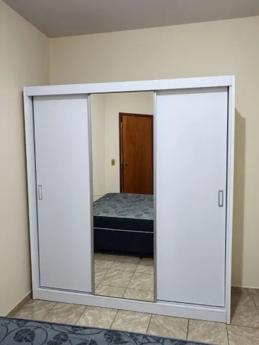 Guarda roupa casal com espelho