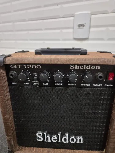 Amplificador de guitarra 15W com distorção