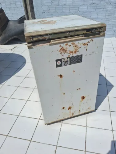 VENDO ESTE FRIGOBAR PRA RETIRADA DE PEÇAS OU ARRUMA