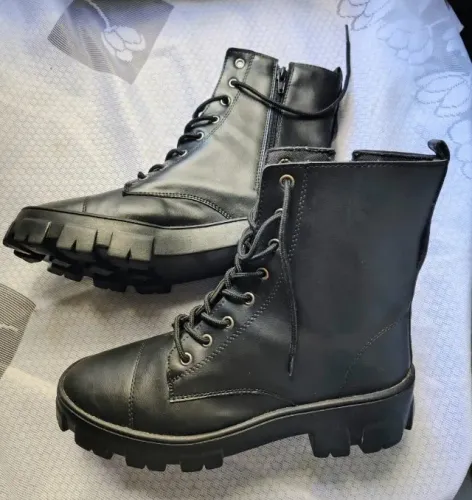 Bota coturno ou blogueira número 40 de couro preto Tratorada de cano médio