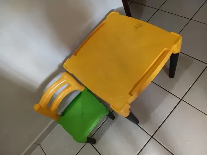 Mesa e cadeira infantil