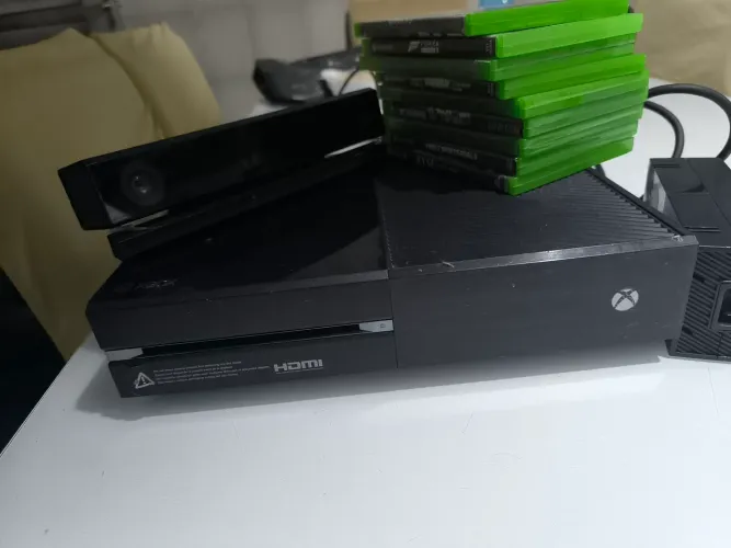Xbox One 500GB + Kinect + 9 Jogos (Para Reparo)