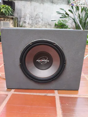 Caixa selada com auto falante audiobank em excelente estado 