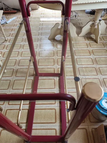 estante tubular vintage de metal com prateleiras de vidro, um modelo bastante clássicoe