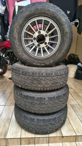 Rodas 5 furos com pneus em perfeito estado 