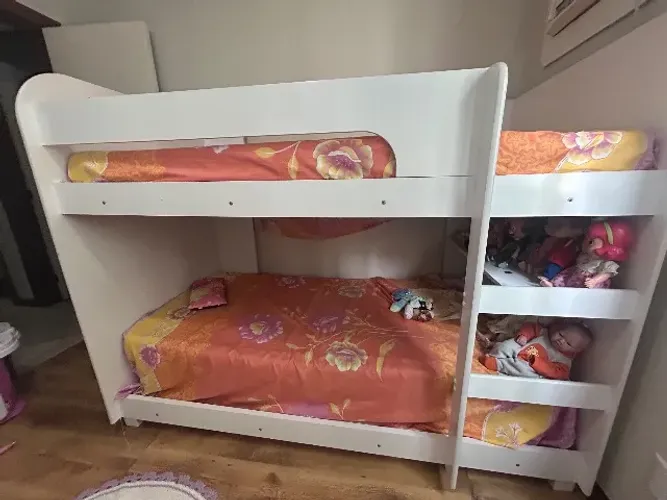 Beliche infantil com escada e prateleira não vai colchão 