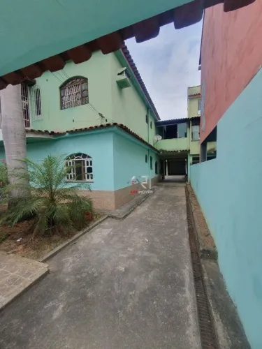 3 Casa à venda com 240 m² sendo duas casas com 2 quartos e uma suite, e uma casa de 1 quar