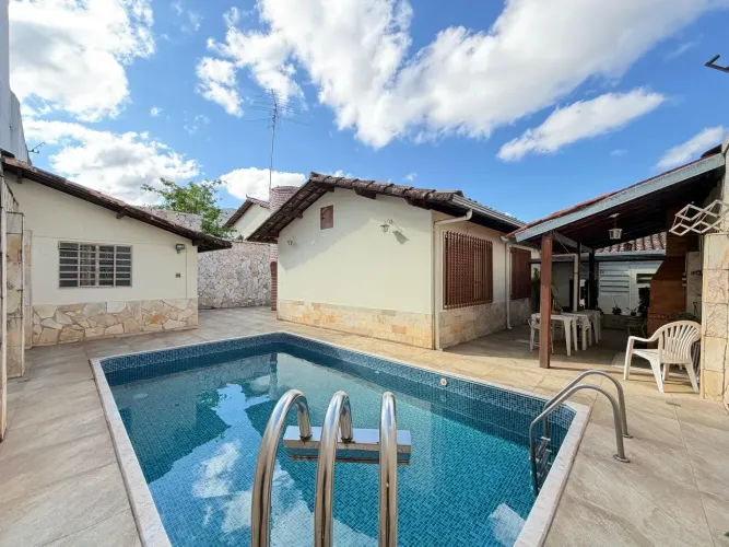 Casa com 3 quartos sendo 1 suíte 3 banheiros 6 vagas