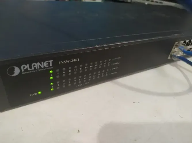 Switch 24 Portas Planet Fnsw-2401 Fast Ethernet 10/100