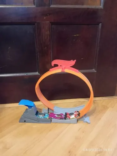 Vendo Pista de Acrobacia + 3 carrinhos hot wheels
