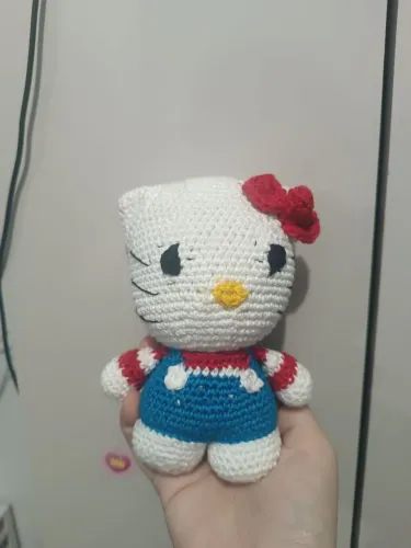 Amigurumi da Hello Kitty feito recentemente