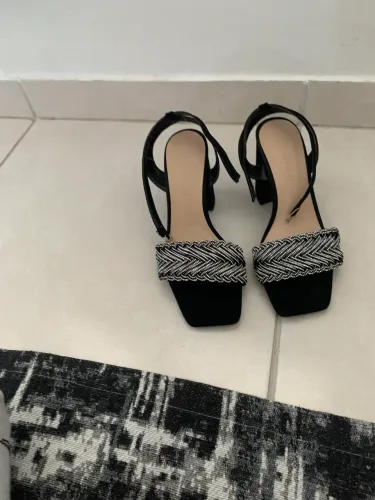 Salto semi novo usado apenas uma única vez tamanho 35