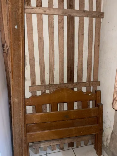 Cama de solteiro em Madeira