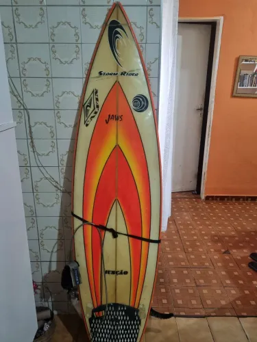 Vendo prancha de surf em bom estado 1,80 de altura os interessados entrar em contato