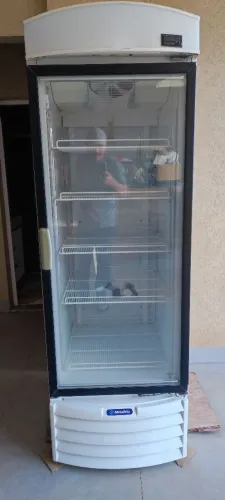 Freezer expositor vertical para congelados Metalfrio VF50FHD001