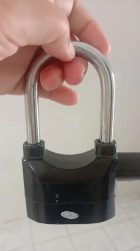 vendo cadeado grande com alarme tem a chave ? 30  pra saí hoje ZAP *