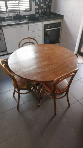 MESA DE MADEIRA COM 3 CADEIRAS
