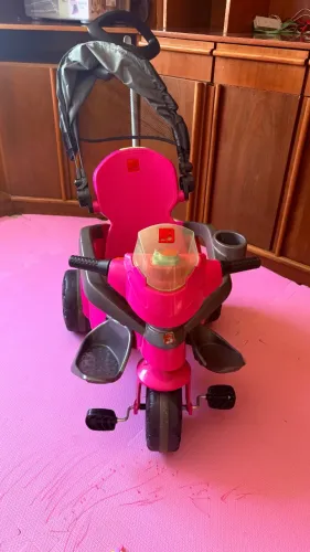 Triciclo infantil reclinável com cinto de segurança  Bandeirante 