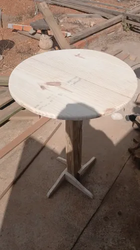 Banco de madeira  rustico e jardim suspenco e mesinha redonda