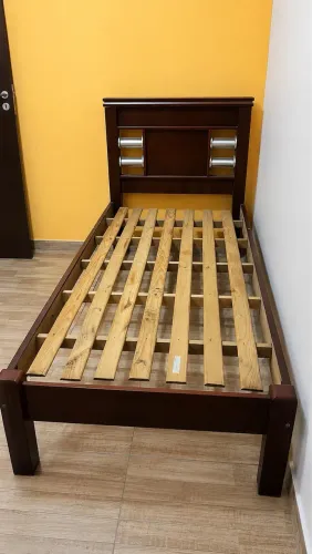 Cama de solteiro de madeira, com cabeceira, excelente estado. 