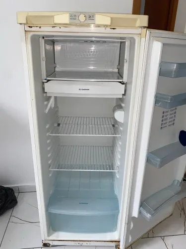 Vendo geladeira 220v Continental 270 litros ela é 220v - Funciona perfeitamente.
