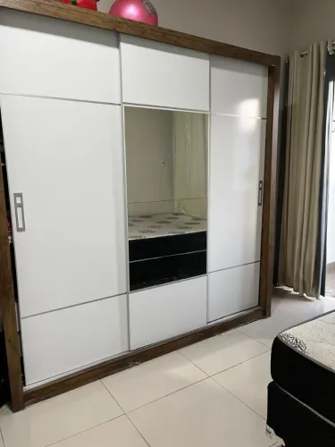 Vendo guarda roupa 3 portas de correr
