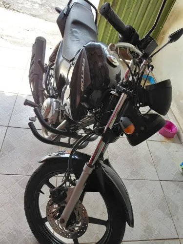 Moto YBR com partida 