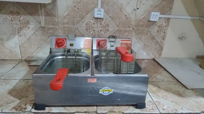 Fritadeira elétrica Marchesoni 2 cubas ,6 litros cada cuba dando total de 12 litros