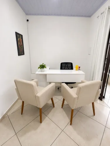 Mesa de escritório + cadeiras + poltronas - vendo separado também