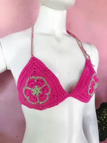 Top de biquíni em crochê com flor