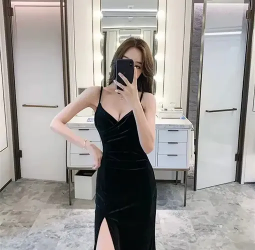 Vestido Longo Veludo Preto (Tamanho P) - Decote V, Fenda e Elegante