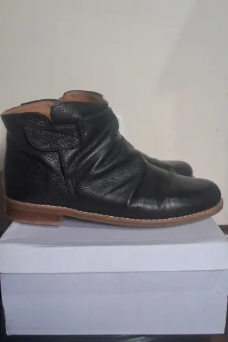 Bota em couro cano curto