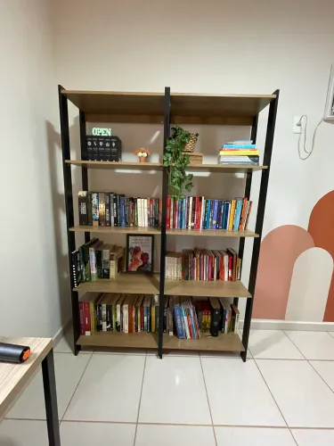 Estante de livros e decoração estilo industrial 