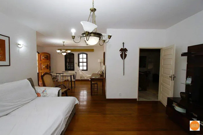 Casa de esquina com aproximadamente 400m² à venda  5 quartos, 2 suítes e 4 vagas  Santo An