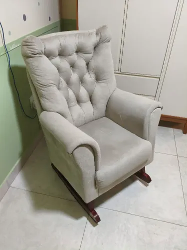 Poltrona de amamentação com puff