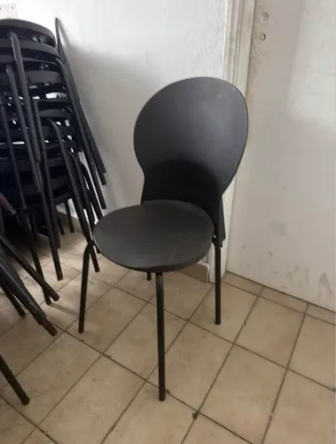 Cadeiras Plásticas Pretas Reforçadas (Pés de Ferro) - Perfeitas para Comércio ou Eventos!