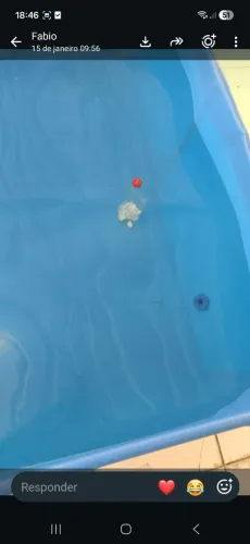 Piscina quadrada com bases de ferro