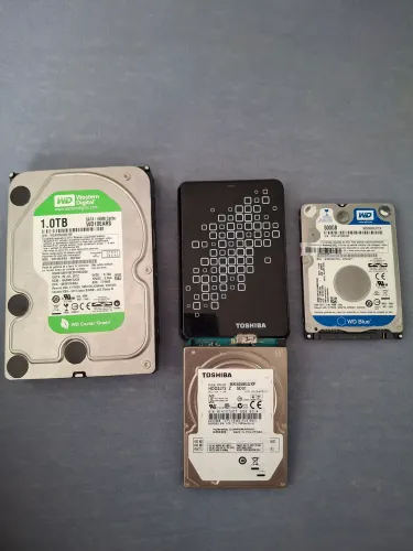 HDs , dois de 500 GB , e um de 1.0TB . Vendo os 3 por 120 .