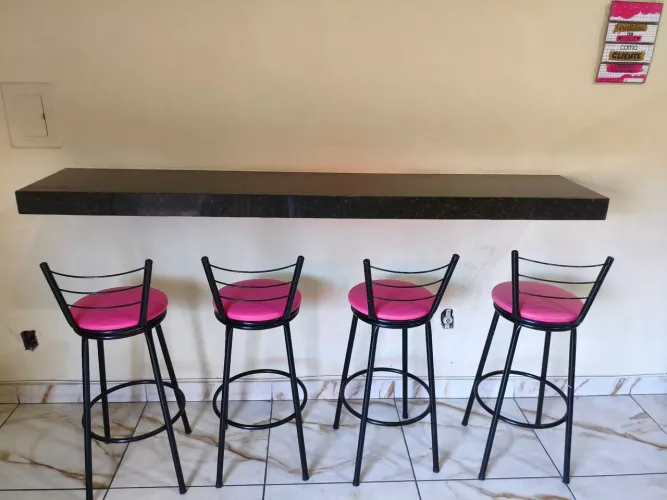 Conjunto com 6 banquetas , altura 0,93 cm, até o assento 0,70 cm