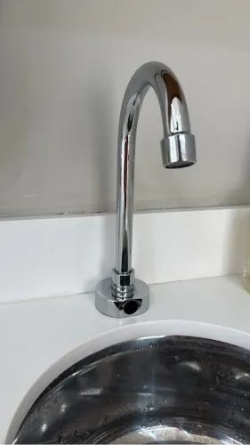 Vendo torneira com sensor para consultório 