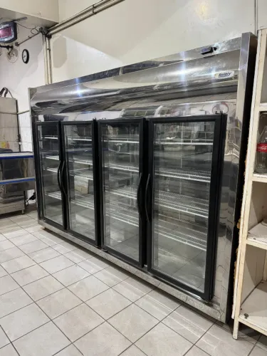 Equipamentos: ilha, geladeira, expositor, freezer, balança, prateleiras e outros