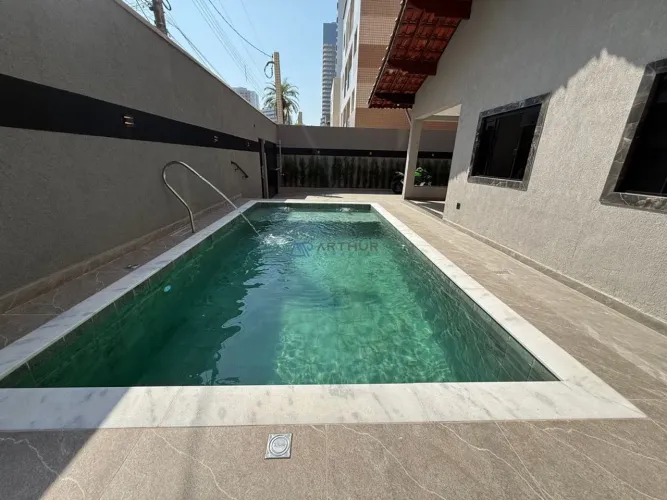 Casa com piscina à venda em Praia Grande no bairro Vila Caiçara a 130m da praia